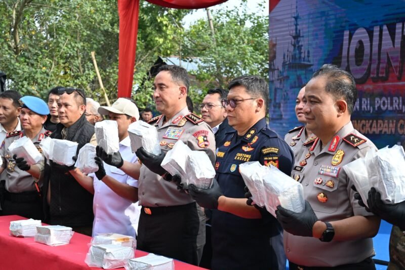 Tim gabungan Bea Cukai, BNN RI, dan Bareskrim Polri mengungkap laboratorium gelap yang diduga digunakan untuk mengolah dan mengemas sabu di Kabupaten Pidie, Aceh, serta mengamankan sejumlah orang dan barang bukti. Foto: Dok. Bea Cukai