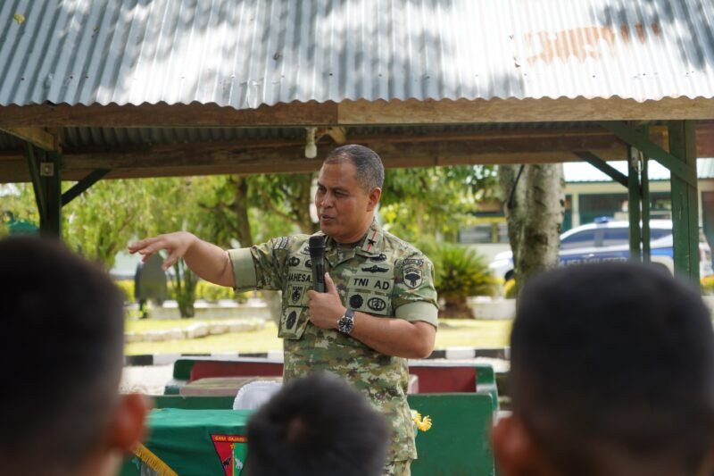 Pangdam Iskandar Muda Brigjen TNI Mahesa Fitriadi memberikan arahan kepada prajurit Yonif TP 857/GG saat mengunjungi Kompi C di Kecamatan Kota Bakti, Pidie, pada Sabtu (24/10/2026). Foto: Penerangan Kodam IM