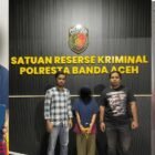 Tersangka berinisial VRS (45), seorang asisten rumah tangga (ART), diamankan oleh personel Unit V Jatanras Satreskrim Polresta Banda Aceh atas dugaan pencurian gelang emas seberat 12 mayam milik majikannya.