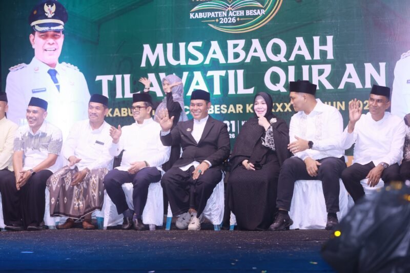 Bupati Aceh Besar H. Muharram Idris (Syech Muharram) menyampaikan sambutan saat membuka MTQ XXXV di Lapangan Bung Cala, Kecamatan Kuta Baro, Sabtu (24/10/2026) malam. Foto/ Prokopim Pemkab Aceh Besar