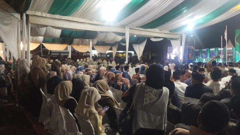 Ribuan masyarakat memadati arena pembukaan Musabaqah Tilawatil Quran (MTQ) ke-35 tingkat Kabupaten Aceh Besar di Lapangan Kemukiman Bung Cala, Kecamatan Kuta Baro, pada Sabtu (24/10/2026) malam. Foto: NA 