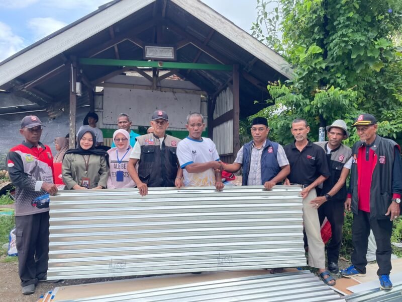 Kadis Sosial Aceh Besar Darwan Asrizal SE MT, menyerahkan bantuan masa panik kepada warga korban terdampak kebakaran rumah, di Komplek Permata Punie, Gampong Punie, Kecamatan Darul Imarah, Kabupaten Aceh Besar, Minggu (25/10/2026). Foto: NA