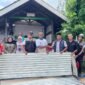 Kadis Sosial Aceh Besar Darwan Asrizal SE MT, menyerahkan bantuan masa panik kepada warga korban terdampak kebakaran rumah, di Komplek Permata Punie, Gampong Punie, Kecamatan Darul Imarah, Kabupaten Aceh Besar, Minggu (25/10/2026). Foto: NA 