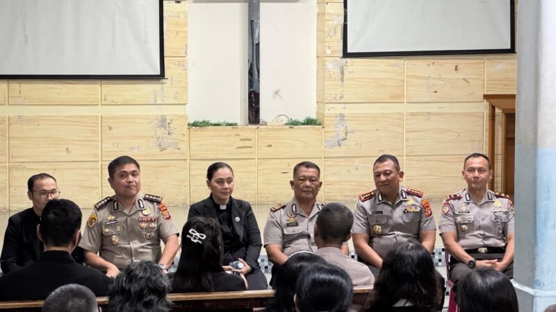 Karo Log Polda Aceh Kombes Pol. Aldinar R. J. Hanter Manurung menghadiri Minggu Kasih bersama sekitar 100 jemaat Kristiani di Gereja Methodist Indonesia, Banda Aceh, Minggu (25/10/2026). Foto: Dok. Polda Aceh