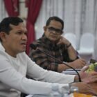 Wagub Aceh Dek Fadh, memimpin rapat lanjutan pembahasan perubahan Undang-Undang Nomor 11 Tahun 2006 tentang Pemerintahan Aceh (UUPA) di Aula Rumah Dinas Wakil Gubernur Aceh, pada Minggu (25/10/2026). Foto: Adpim Setda Aceh