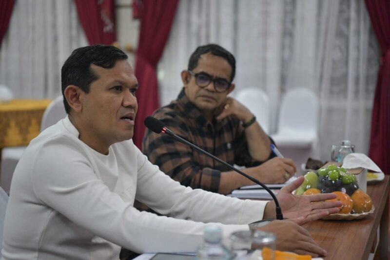 Wagub Aceh Dek Fadh, memimpin rapat lanjutan pembahasan perubahan Undang-Undang Nomor 11 Tahun 2006 tentang Pemerintahan Aceh (UUPA) di Aula Rumah Dinas Wakil Gubernur Aceh, pada Minggu (25/10/2026). Foto: Adpim Setda Aceh
