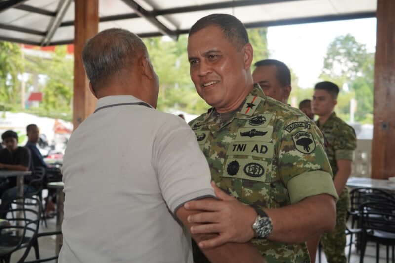 Pangdam IM Brigadir Jenderal TNI Mahesa Fitriadi, bersilaturahmi dengan masyarakat Kecamatan Kota Bakti di Warkop Sakti Point, Kota Bakti, Kabupaten Pidie, pada Jumat (24/10/2025). Foto: Pendam IM