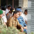 Wakil Bupati Aceh Besar Drs H Syukri A Jalil, mengikuti apel gelar pasukan Operasi Patuh Seulawah 2026 di Lapangan Apel Mapolres Aceh Besar, Senin (26/10/2026). FOTO/ MC ACEH BESAR