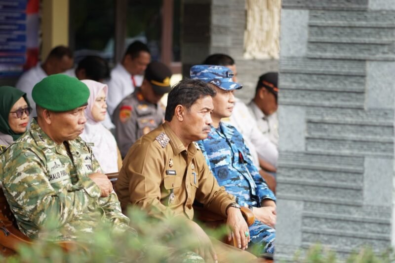 Wakil Bupati Aceh Besar Drs H Syukri A Jalil, mengikuti apel gelar pasukan Operasi Patuh Seulawah 2026 di Lapangan Apel Mapolres Aceh Besar, Senin (26/10/2026). FOTO/ MC ACEH BESAR