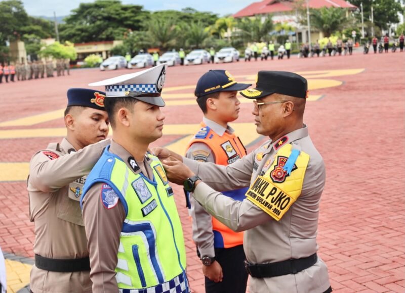 Wakapolda Aceh Brigjen Pol. Latif Usman memimpin apel gelar pasukan Operasi Patuh Seulawah 2026 di Lapangan Mapolda Aceh, Senin (26/10/2026). Foto: Humas Polda Aceh 