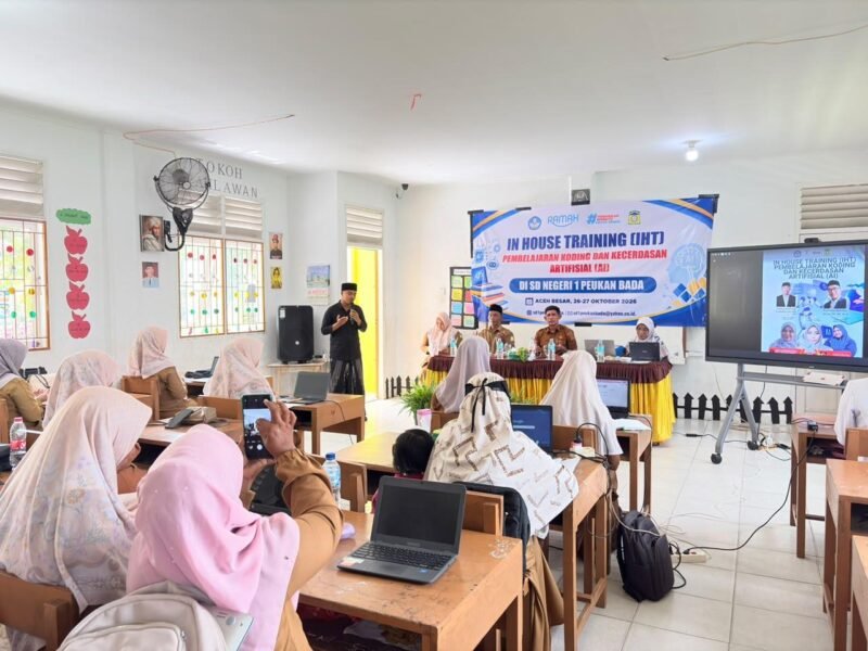 Suasana pelaksanaan In House Training (IHT) Pembelajaran Koding dan Kecerdasan Artifisial (Artificial Intelligence/AI) di SDN 1 Peukan Bada, Aceh Besar, Senin (26/10/2026). FOTO/ MC ACEH BESAR