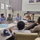 Staf Khusus Gubernur Aceh Junaidi (Nektu) bertemu Plt. Kepala Dinas Pertanian dan Perkebunan Aceh Dr. Ir. Azanuddin Kurnia, SP, MP, pada Senin (26/10/2026). Foto: Adpim Setda Aceh