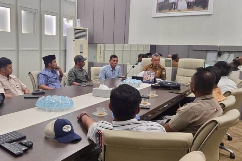Staf Khusus Gubernur Aceh Junaidi (Nektu) bertemu Plt. Kepala Dinas Pertanian dan Perkebunan Aceh Dr. Ir. Azanuddin Kurnia, SP, MP, pada Senin (26/10/2026). Foto: Adpim Setda Aceh