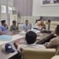 Staf Khusus Gubernur Aceh Junaidi (Nektu) bertemu Plt. Kepala Dinas Pertanian dan Perkebunan Aceh Dr. Ir. Azanuddin Kurnia, SP, MP, pada Senin (26/10/2026). Foto: Adpim Setda Aceh
