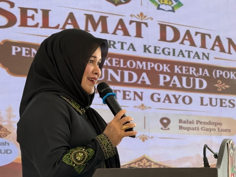 Ketua Pokja Bunda PAUD Aceh, Ny. Mukarramah Fadhlullah, membuka kegiatan Penguatan Kelompok Kerja Bunda PAUD Kabupaten Gayo Lues yang berlangsung di Balai Pendopo Bupati Gayo Lues, Rabu (28/10/2026). Foto: Humas Pemerintah Aceh