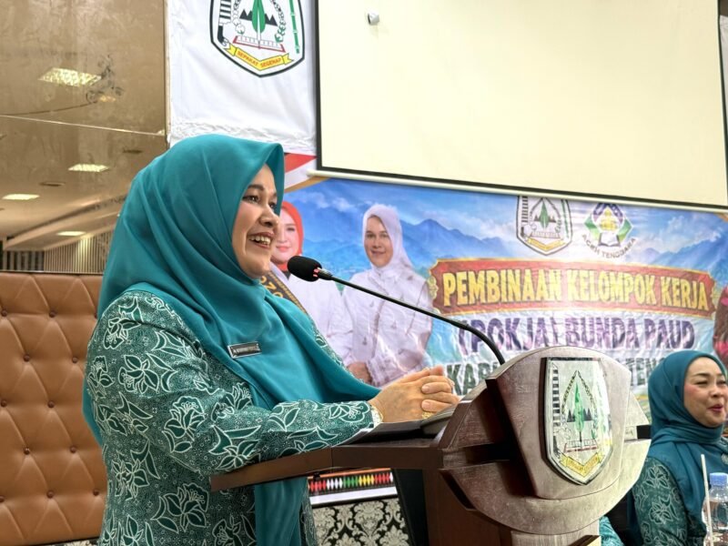 Mukarramah Fadhlullah, menghadiri kegiatan Pembinaan Pokja Bunda PAUD Kabupaten Aceh Tenggara yang berlangsung di OP Room Sekretariat Daerah Kabupaten Aceh Tenggara, Kamis (29/10/2026). Foto: Humas Pemerintah Aceh