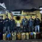 Polisi mengamankan dump truck dan jerigen yang diduga solar subsidi dalam pengungkapan bersubsidi jenis Bio Solar di Gampong Ujong Blang, Kecamatan Kuta Baro, Kabupaten Aceh Besar, Selasa (27/10/2026) sore. Foto: NA.