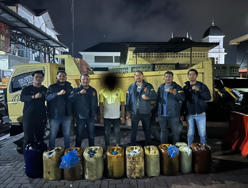 Polisi mengamankan dump truck dan jerigen yang diduga solar subsidi dalam pengungkapan bersubsidi jenis Bio Solar di Gampong Ujong Blang, Kecamatan Kuta Baro, Kabupaten Aceh Besar, Selasa (27/10/2026) sore. Foto: NA.