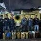 Polisi mengamankan dump truck dan jerigen yang diduga solar subsidi dalam pengungkapan bersubsidi jenis Bio Solar di Gampong Ujong Blang, Kecamatan Kuta Baro, Kabupaten Aceh Besar, Selasa (27/10/2026) sore. Foto: NA.