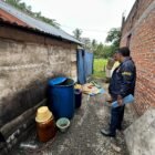 Seorang sopir dump truck berinisial SY (40) kini menjalani pemeriksaan di Polresta Banda Aceh setelah diamankan di Gampong Ujong Blang, Kecamatan Kuta Baro, Selasa (27/10/2026) sore. Foto: NA