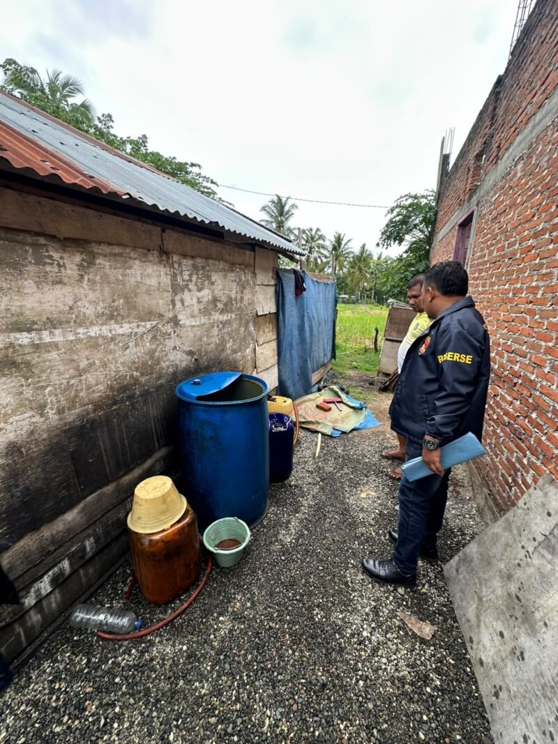 Seorang sopir dump truck berinisial SY (40) kini menjalani pemeriksaan di Polresta Banda Aceh setelah diamankan di Gampong Ujong Blang, Kecamatan Kuta Baro, Selasa (27/10/2026) sore. Foto: NA