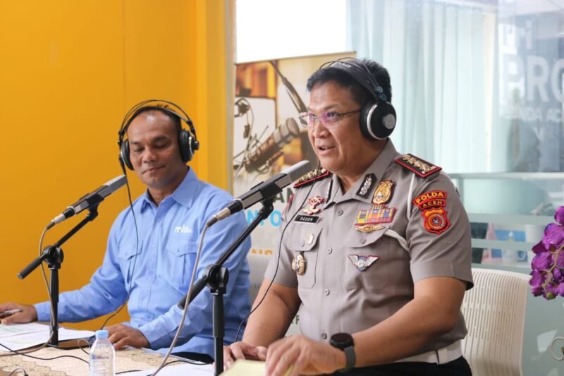 Dirlantas Polda Aceh Kombes Pol. Deden Supriyatna Imhar mewakili Kapolda Aceh menjadi narasumber dalam dialog interaktif Banda Aceh Menyapa yang di selenggarakan oleh RRI Banda Aceh, Rabu 28 Oktober 2026. Foto: Humas Polda Aceh