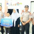 Penyerahan bantuan beasiswa secara simbolis kepada hafiz (penghafal) 30 juz Al-Qur’an di Aceh.