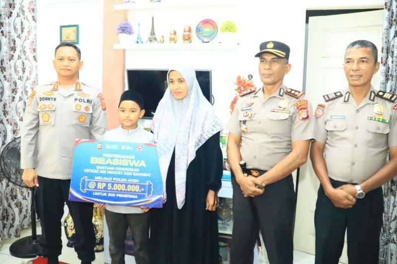Penyerahan bantuan beasiswa secara simbolis kepada hafiz (penghafal) 30 juz Al-Qur’an di Aceh.