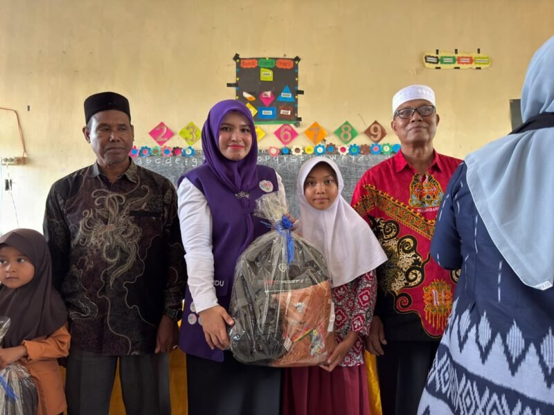 Ketua Posyandu Kabupaten Aceh Barat, Afrinda Novalia, menyerahkan bantuan spesifik bagi korban bencana hidrometeorologi di Kecamatan Pante Ceureumen pada Kamis (29/10/2026). Foto: NA
