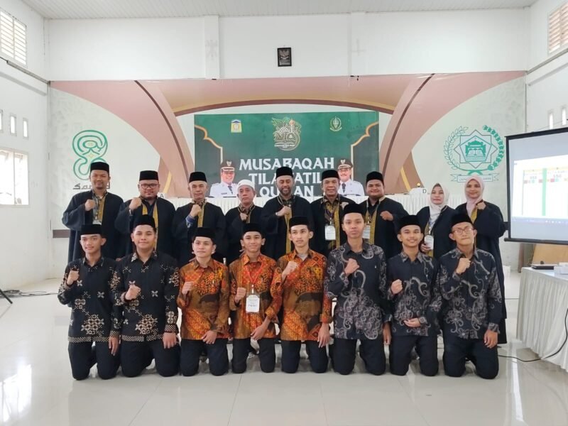 Peserta Kafilah Kecamatan Ingin Jaya, usai meraih juara 1 cabang perlombaan Fahmil Putra pada MTQ XXXV tingkat Kabupaten Aceh Besar tahun 2026, di Kecamatan Kuta Baro, Aceh Besar, pada Rabu (28/10/2026). Foto: Dok. MC Aceh Besar