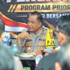 Kapolda Aceh Irjen Pol. Ruddi Setiawan bersilaturahmi dengan para pencari kerja melalui program Polisi Peduli Pengangguran (Poliran) di D’Kupi Aceh, Keudah, Kota Banda Aceh, Kamis 29 Oktober 2026. Foto: NA