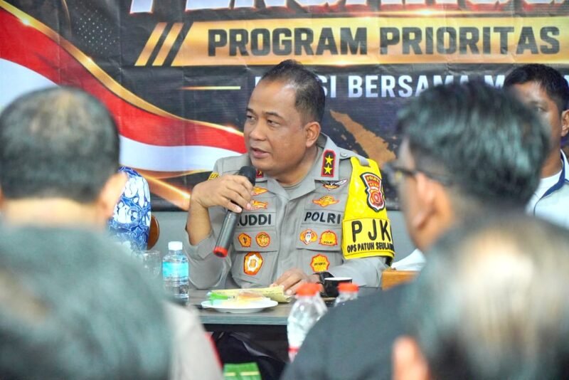 Kapolda Aceh Irjen Pol. Ruddi Setiawan bersilaturahmi dengan para pencari kerja melalui program Polisi Peduli Pengangguran (Poliran) di D’Kupi Aceh, Keudah, Kota Banda Aceh, Kamis 29 Oktober 2026. Foto: NA