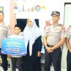 Dirbinmas Kombes Pol. Donny Siswoyo menyerahkan secara simbolis beasiswa bantuan dari Ustaz Adi Hidayat dan Sahabat kepada dua hafiz 30 juz Al-Qur’an di Aceh, Kamis 29 Oktober 2026. Foto: Humas Polda