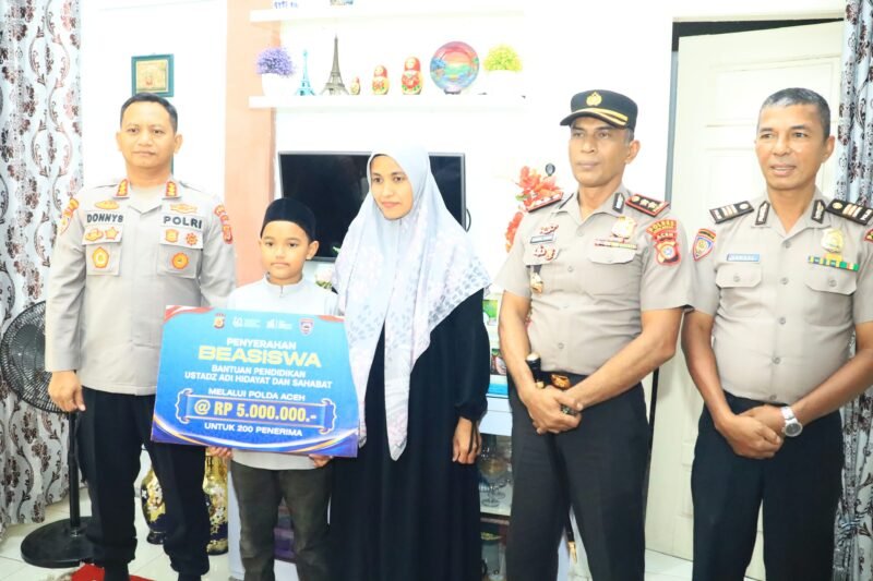 Dirbinmas Kombes Pol. Donny Siswoyo menyerahkan secara simbolis beasiswa bantuan dari Ustaz Adi Hidayat dan Sahabat kepada dua hafiz 30 juz Al-Qur’an di Aceh, Kamis 29 Oktober 2026. Foto: Humas Polda
