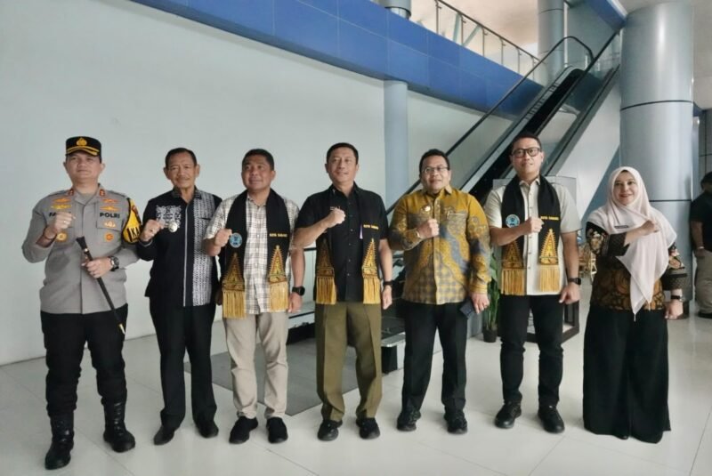 Wali Kota Sabang Zulkifli H. Adam bersama Wakil Wali Kota Suradji Junus menyambut kedatangan Inspektur Utama BNN RI Irjen Pol. Dicky Kusumawardhana bersama rombongan pejabat tinggi Badan Narkotika Nasional (BNN) RI yang melakukan kunjungan kerja ke Kota Sabang, Kamis (29/10/2026). Foto: Prokopim Sabang