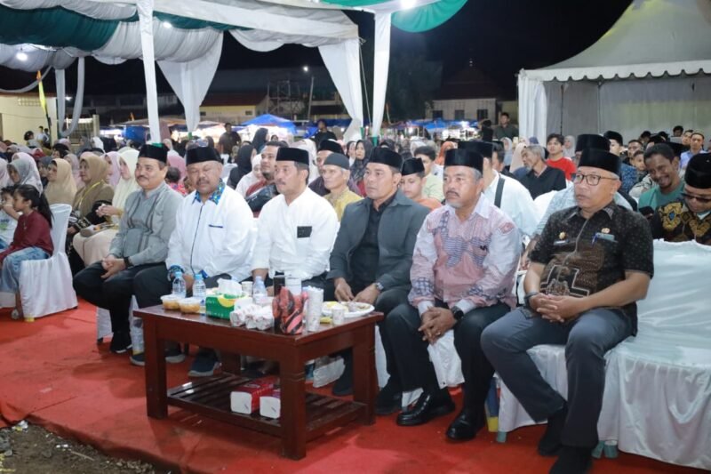 Bupati Aceh Besar H. Muharram Idris dan Wabup Drs Syukri A Jalil foto bersama asisten dan kepala OPD menyaksikan penampilan final cabang Tilawatil Quran golongan dewasa MTQ ke-35 Aceh Besar, di Kecamatan Kuta Baro, Kamis (29/10/2026) malam.
Foto/ Mc Aceh Besar