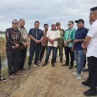 Pemkab Aceh Utara bersama Satgassus Swasembada Ketahanan Pangan Korwil III Aceh meninjau potensi alih fungsi 40 hektare lahan bekas tambak dan sawah tadah hujan di Kecamatan Seunuddon, Kamis (29/10/2026). Foto: NA 