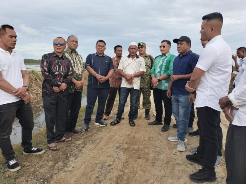 Pemkab Aceh Utara bersama Satgassus Swasembada Ketahanan Pangan Korwil III Aceh meninjau potensi alih fungsi 40 hektare lahan bekas tambak dan sawah tadah hujan di Kecamatan Seunuddon, Kamis (29/10/2026). Foto: NA 