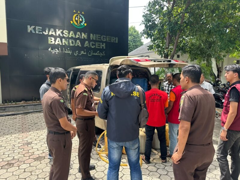 Penyidik Satreskrim Polresta Banda Aceh menyerahkan dua tersangka dan barang bukti kasus dugaan penyalahgunaan pengangkutan Bio Solar kepada JPU Kejari Banda Aceh, pada Kamis (29/10/2026). Foto: NA