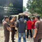 Penyidik Satreskrim Polresta Banda Aceh menyerahkan dua tersangka dan barang bukti kasus dugaan penyalahgunaan pengangkutan Bio Solar kepada JPU Kejari Banda Aceh, pada Kamis (29/10/2026). Foto: NA