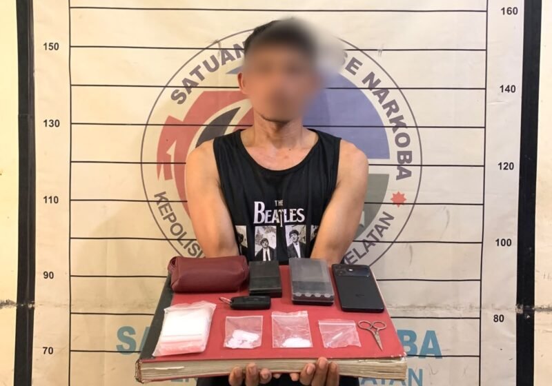 Personel Satresnarkoba Polres Aceh Selatan mengamankan empat terduga pelaku beserta barang bukti sabu dalam pengungkapan kasus narkotika di Kluet Utara dan Kluet Tengah, pada Kamis (29/10/2026). Foto: NA