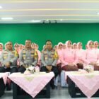 Kapolda Aceh Irjen Pol. Ruddi Setiawan bersama Ketua Bhayangkari Daerah Aceh, Ny. Sari Ruddi, mengikuti kegiatan peringatan Hari Kesatuan Gerak Bhayangkari (HKGB) ke-74 Tahun 2026 secara virtual bersama Pengurus Pusat Bhayangkari, Jumat (30/10/2026). Foto: Humas Polda Aceh 
