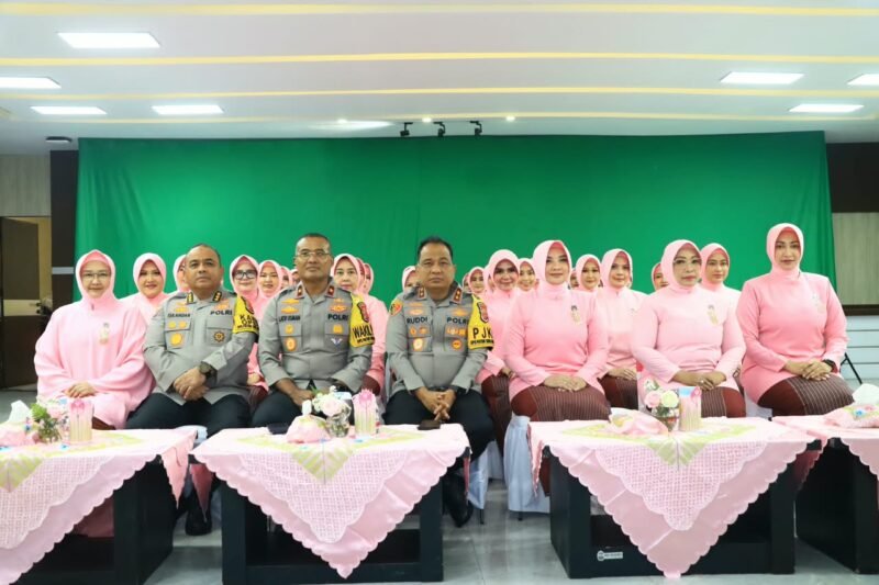 Kapolda Aceh Irjen Pol. Ruddi Setiawan bersama Ketua Bhayangkari Daerah Aceh, Ny. Sari Ruddi, mengikuti kegiatan peringatan Hari Kesatuan Gerak Bhayangkari (HKGB) ke-74 Tahun 2026 secara virtual bersama Pengurus Pusat Bhayangkari, Jumat (30/10/2026). Foto: Humas Polda Aceh