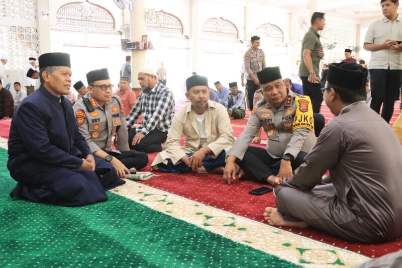 Kapolda Aceh Irjen Pol. Ruddi Setiawan saat kegiatan Jumat Keliling yang digelar di Masjid Al Badar, Kota Baru, Banda Aceh, Jumat, 30 Oktober 2026. Foto: NA