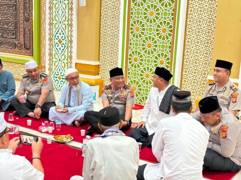 Kapolda Aceh Irjen Pol. Ruddi Setiawan mengikuti rangkaian Salat Subuh Keliling dan berdialog santai dengan pengurus serta jemaah Masjid Baitussalihin, Ulee Kareng, Banda Aceh, Sabtu (31/10/2026).