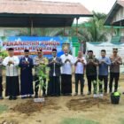 Kapolda Aceh Irjen Pol. Ruddi Setiawan bersama sejumlah pejabat utama menanam puluhan pohon di Yayasan Pendidikan Islam (YPI) Dayah Mini Aceh, Gampong Alue Naga, Kecamatan Syiah Kuala, Kota Banda Aceh, pada Jumat 30 Oktober 2026. Foto: NA