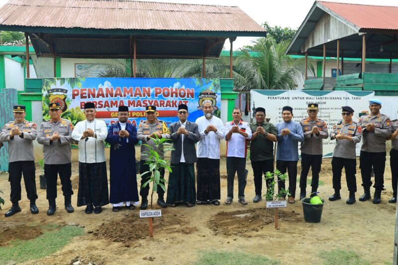 Kapolda Aceh Irjen Pol. Ruddi Setiawan bersama sejumlah pejabat utama menanam puluhan pohon di Yayasan Pendidikan Islam (YPI) Dayah Mini Aceh, Gampong Alue Naga, Kecamatan Syiah Kuala, Kota Banda Aceh, pada Jumat 30 Oktober 2026. Foto: NA