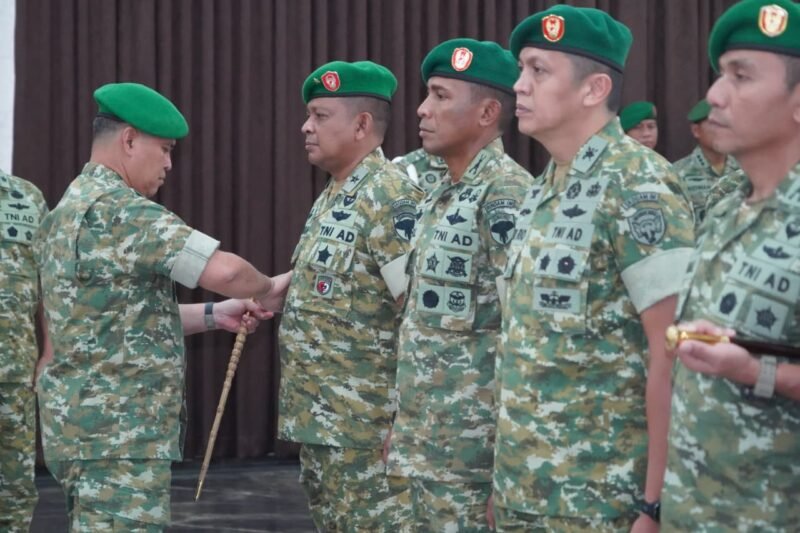 Pangdam IM Brigadir Jenderal TNI Mahesa Fitriadi, memimpin upacara serah terima jabatan (sertijab), tradisi satuan pejabat Kodam Iskandar Muda, serta alih komando dan pengendalian (Kodal) Yonif TP 114/SM yang berlangsung di Banda Aceh, Jumat (30/10/2026). Foto: Pendam IM