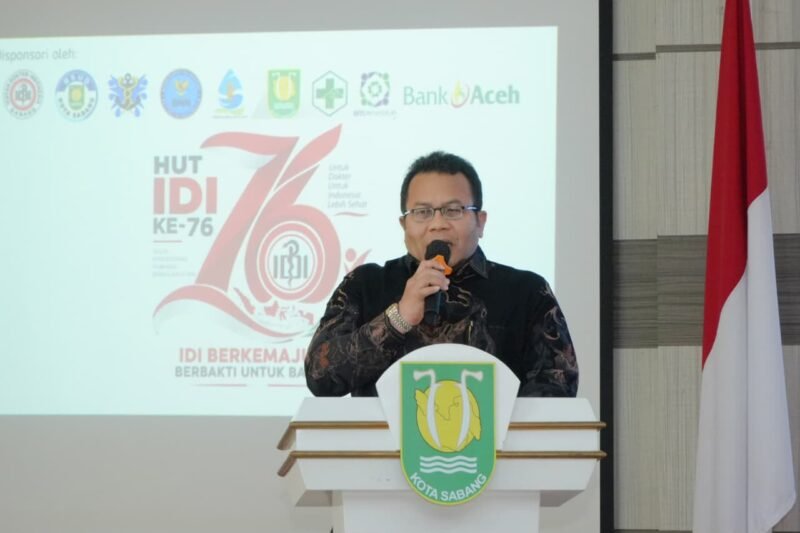Wali Kota Sabang Zulkifli Adam saat membuka Simposium dan Silaturahmi IDI se-Kota Sabang dalam rangka memperingati Hari Ulang Tahun (HUT) ke-76 IDI Tahun 2026, yang berlangsung di Aula Pulau Weh Kantor Wali Kota Sabang, Sabtu (31/10/2026). Foto: Prokopim Sabang