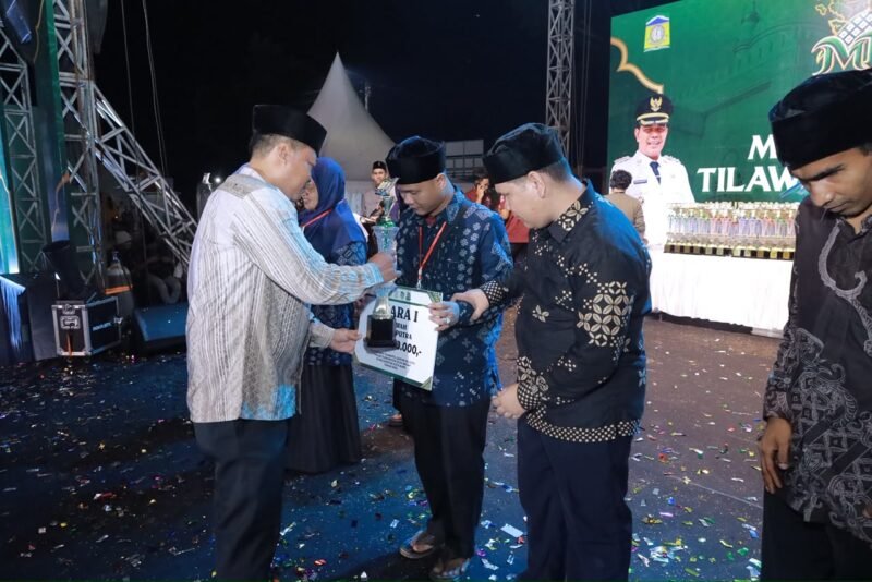 Razi Ukhrawi dari Kecamatan Kreung Barona Jaya yang berhasil meraih Juara I pada cabang Tilawah Dewasa Putra MTQ ke-35 tingkat Kabupaten Aceh Besar di Lapangan Kemukiman Bung Cala, Kecamatan Kuta Baro, Jumat (30/10/2026) malam.